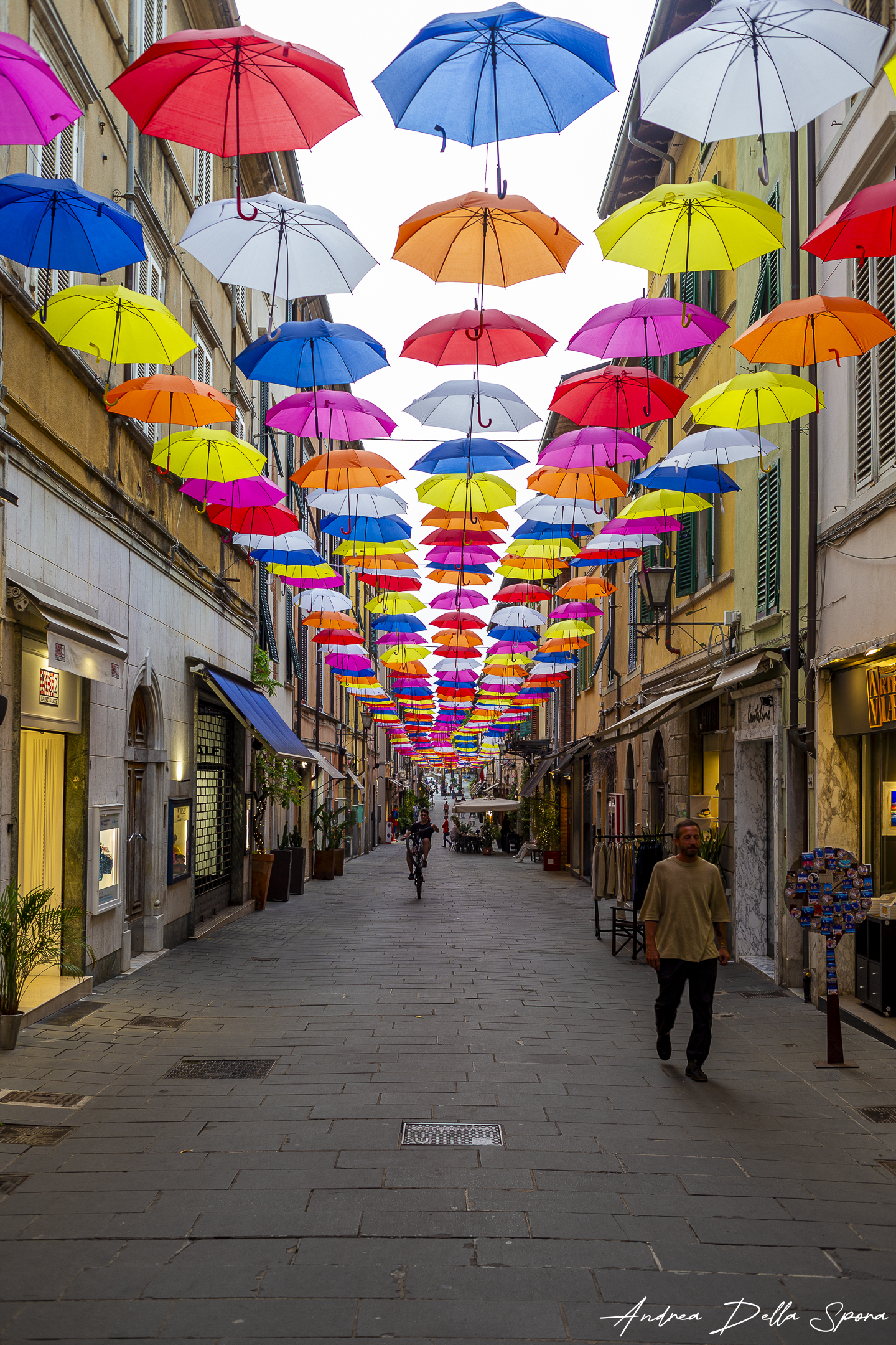 Pietrasanta – Gli ombrelli volanti